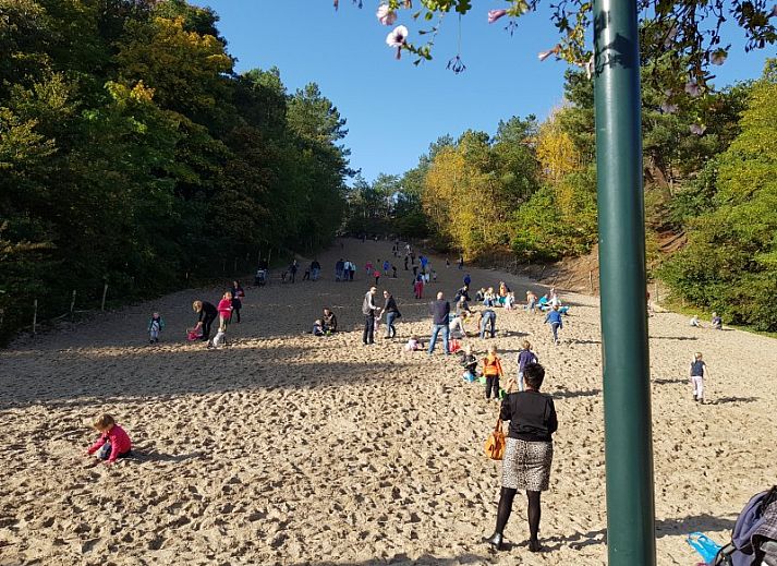 Gezellige woonkamer van Rekere 111 vakantiehuis in Schoorldam, Noordzeekust, Noord-Holland met comfortabele bank.