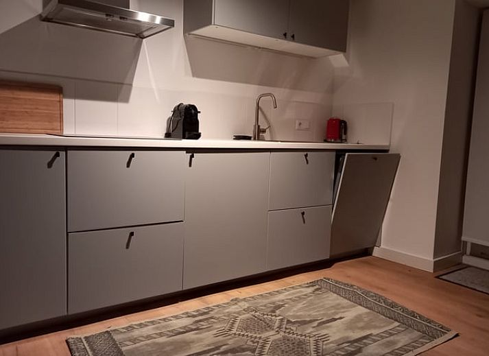 Parkeerplaats bij Vakantiehuis in Bergen aan Zee, Noordzeekust, Noord-Holland.