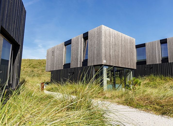Modern Kennemer Lodge 6 XL in Zandvoort, North Sea coast, vacation home with terrace and views of the dunes of North Holland.