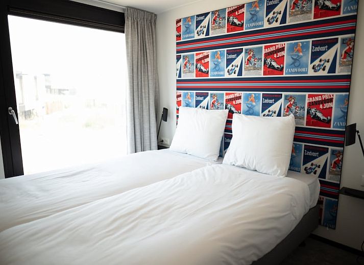 Modern Kennemer Lodge 6 XL in Zandvoort, North Sea coast, vacation home with terrace and views of the dunes of North Holland.