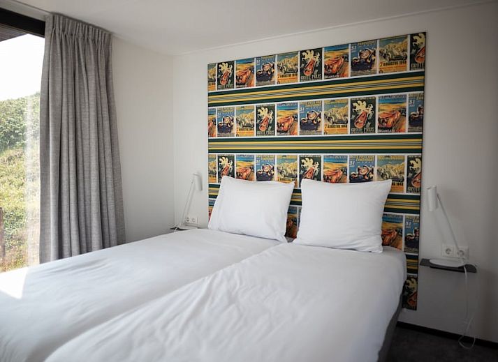 Cozy living room of Kennemer Lodge 6 XL in Zandvoort, North Sea coast, North Holland, overlooking the natural surroundings.