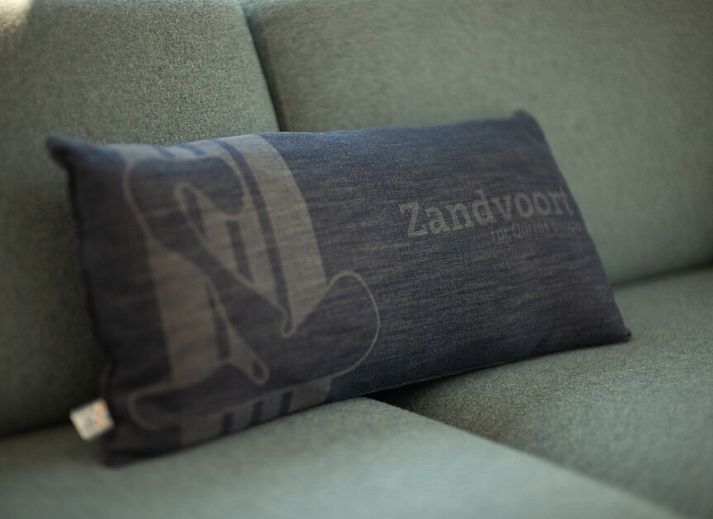 Modern bathroom in Kennemer Lodge 6 XL, vacation home in Zandvoort on the North Sea coast, North Holland, with stylish shower and tiling.