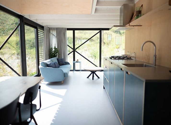 Modern bathroom in Kennemer Lodge 6 XL, vacation home in Zandvoort on the North Sea coast, North Holland, with stylish shower and tiling.