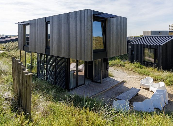 Modern bathroom in Kennemer Lodge 6 XL, vacation home in Zandvoort on the North Sea coast, North Holland, with stylish shower and tiling.