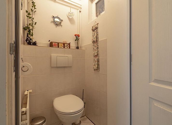 Voorzijde van Duinroos Groote Keeten vakantiehuis met grote ramen in Noord-Holland.