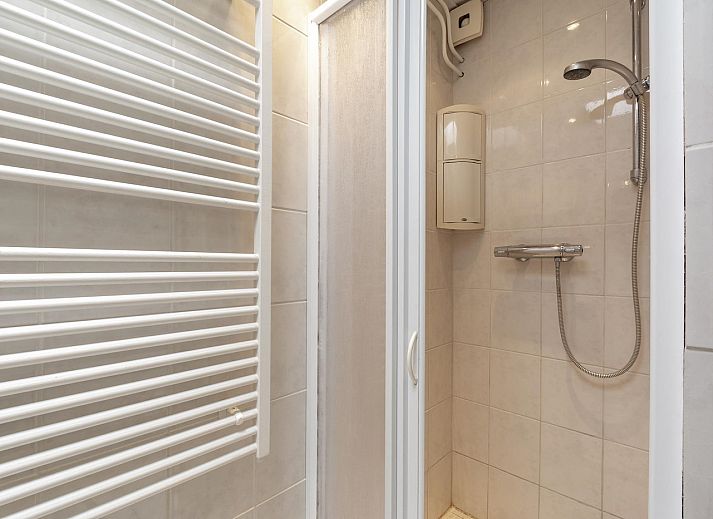 Voorzijde van Duinroos Groote Keeten vakantiehuis met grote ramen in Noord-Holland.