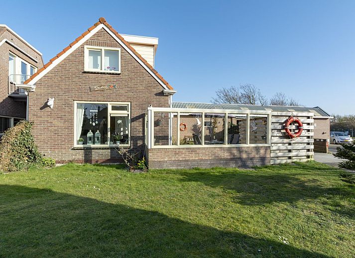 Voorzijde van Duinroos Groote Keeten vakantiehuis met grote ramen in Noord-Holland.