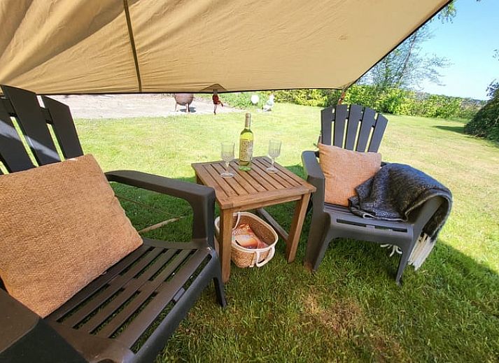 Geniet van de glamping ervaring bij Huisje in Schagerbrug, Noord-Holland, met een ruime tent en gezellige zitplek.