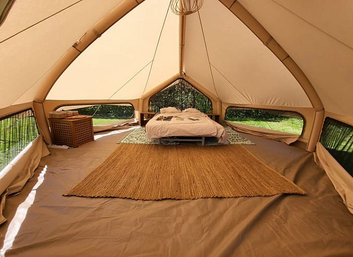 Comfortabele slaapkamer in de tent van Huisje in Schagerbrug, Noordzeekust, voor een ontspannen verblijf in Noord-Holland.
