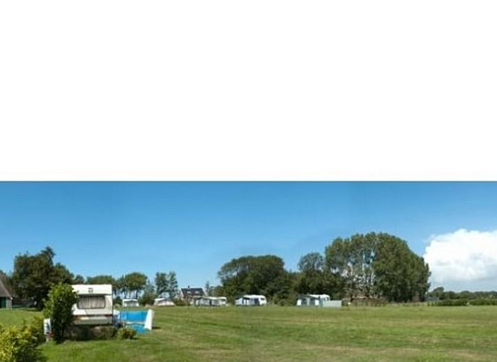 Comfortabele slaapkamer in de tent van Huisje in Schagerbrug, Noordzeekust, voor een ontspannen verblijf in Noord-Holland.
