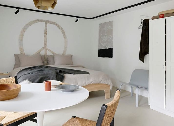 Gezellige slaapkamer in Vakantiehuisje in Schagerbrug, Noordzeekust, Noord-Holland met modern interieur en rustgevende sfeer.