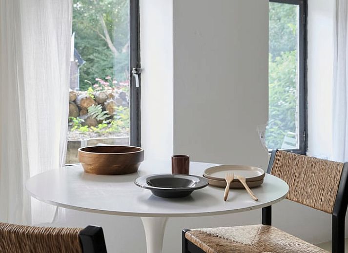 Buitenkant van Vakantiehuisje in Schagerbrug, Noordzeekust, Noord-Holland omgeven door groene natuur en rust.