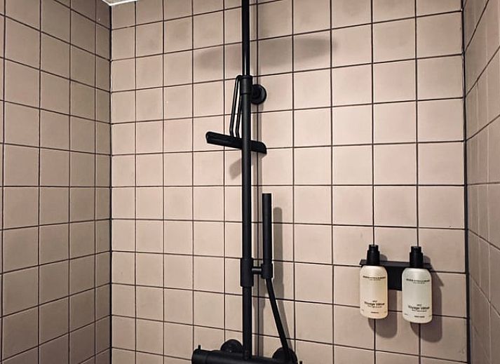 Slaapkamer in Vakantiehuisje in Schagerbrug, Noordzeekust, Noord-Holland met minimalistisch design en knusse uitstraling.