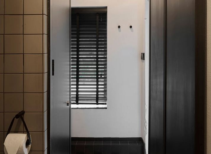 Slaapkamer in Vakantiehuisje in Schagerbrug, Noordzeekust, Noord-Holland met minimalistisch design en knusse uitstraling.