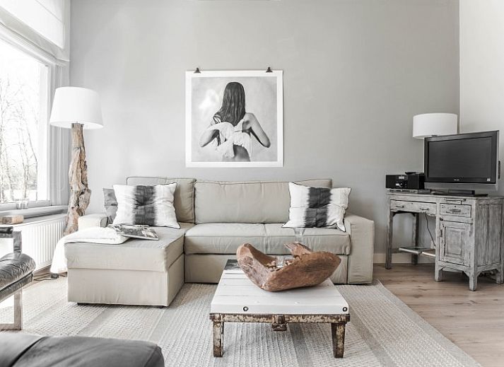 Cozy corner in Villa Beau Lieu, Bergen, with wooden nightstand and modern lamp next to comfortable bed.