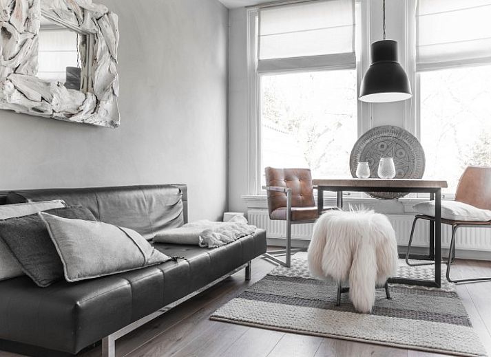 Cozy corner in Villa Beau Lieu, Bergen, with wooden nightstand and modern lamp next to comfortable bed.