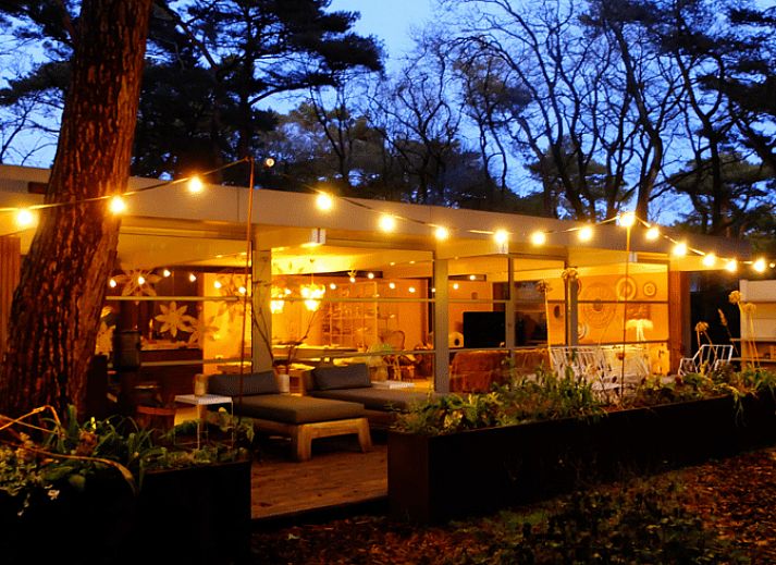 Gezellige binnenruimte van Huisje in BERGEN, vakantiehuis in Bergen, Noordzeekust, met moderne inrichting en veel natuurlijk licht.