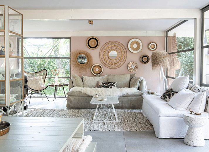 Gezellige binnenruimte van Huisje in BERGEN, vakantiehuis in Bergen, Noordzeekust, met moderne inrichting en veel natuurlijk licht.