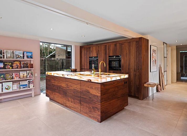 Groene omgeving rondom Huisje in BERGEN, vakantiehuis in Bergen, Noordzeekust, omgeven door weelderige natuur en rust.