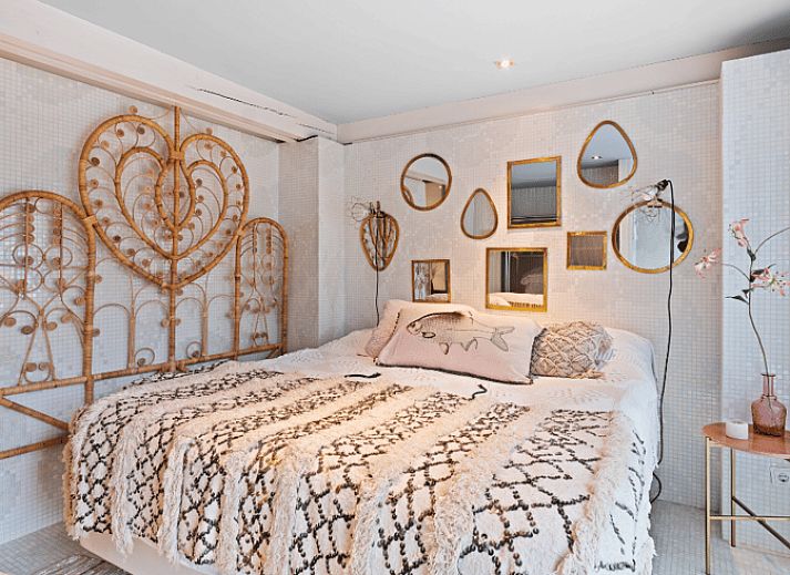 Stijlvolle woonkamer van Huisje in BERGEN, vakantiehuis in Bergen, Noordzeekust, met comfortabele zithoek en decoratieve elementen.