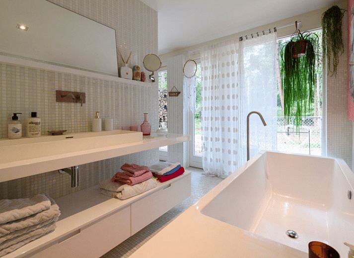 Gezellige zithoek met houtkachel in Huisje in BERGEN, vakantiehuis in Bergen, Noordzeekust, perfect voor ontspanning.