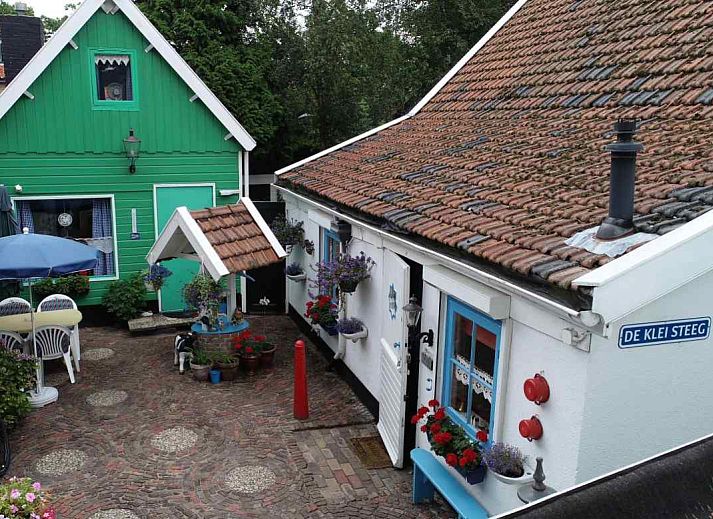 NH170 vakantiehuis in Bergen met kleurrijke buitenkant aan de Noordzeekust, Noord-Holland.