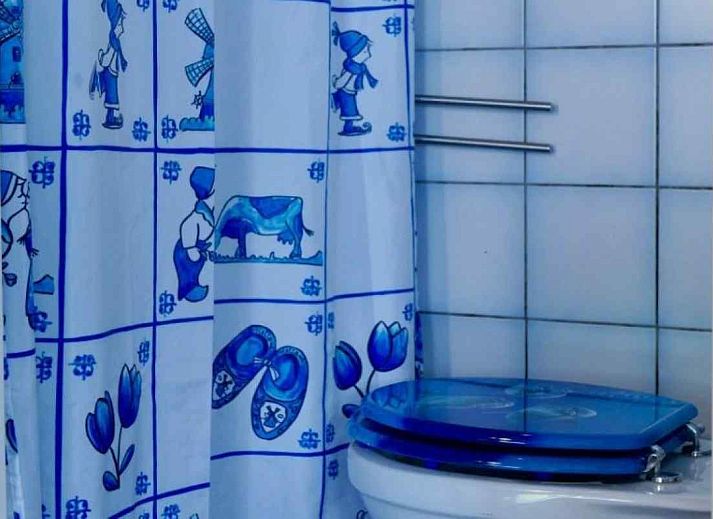 NH170 vakantiehuis in Bergen met kleurrijke buitenkant aan de Noordzeekust, Noord-Holland.