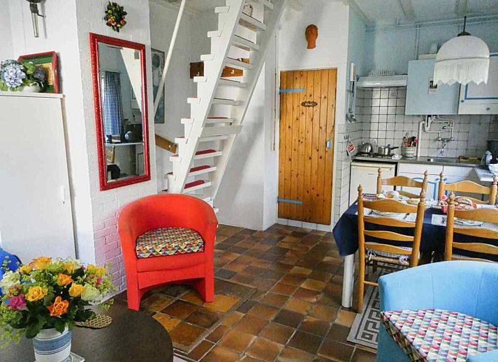 Badkamer met Delfts blauw thema in NH170 vakantiehuis in Bergen, Noordzeekust.