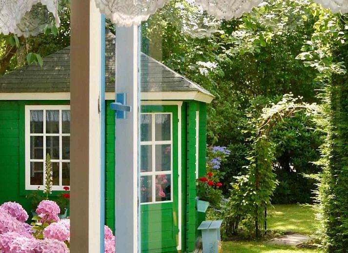 Badkamer met Delfts blauw thema in NH170 vakantiehuis in Bergen, Noordzeekust.