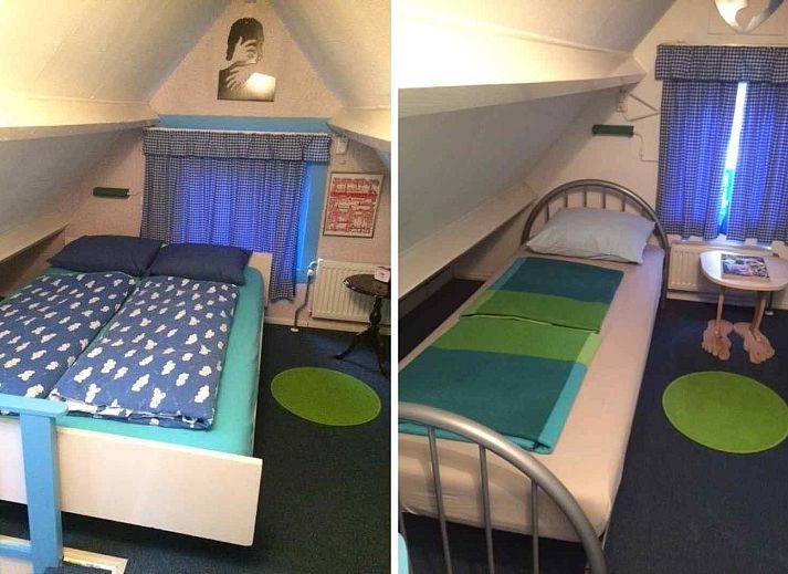 Badkamer met Delfts blauw thema in NH170 vakantiehuis in Bergen, Noordzeekust.