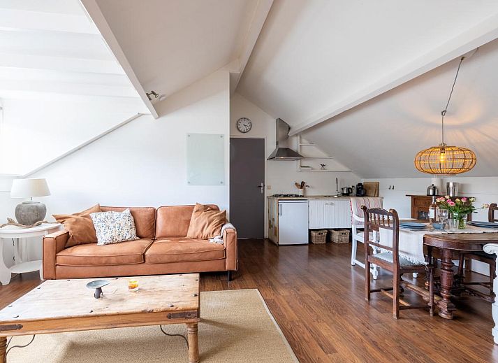 Geniet van de serene tuinveranda bij De Egelhut, een vakantiehuis aan de Noordzeekust in Bergen, Noord-Holland.