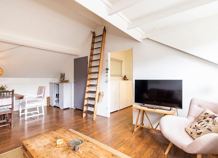 Geniet van de serene tuinveranda bij De Egelhut, een vakantiehuis aan de Noordzeekust in Bergen, Noord-Holland.