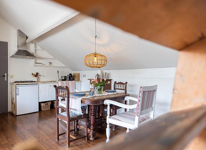 Geniet van het terras bij De Egelhut, een vakantiehuis in Bergen aan de Noordzeekust, omringd door weelderige natuur en rust.