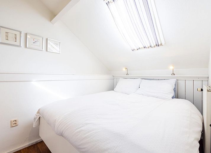 Geniet van het terras bij De Egelhut, een vakantiehuis in Bergen aan de Noordzeekust, omringd door weelderige natuur en rust.