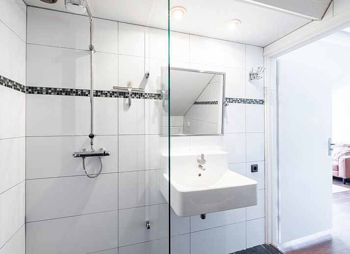 Geniet van het terras bij De Egelhut, een vakantiehuis in Bergen aan de Noordzeekust, omringd door weelderige natuur en rust.