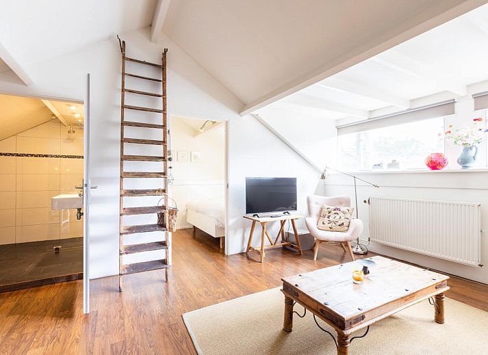 Geniet van het terras bij De Egelhut, een vakantiehuis in Bergen aan de Noordzeekust, omringd door weelderige natuur en rust.