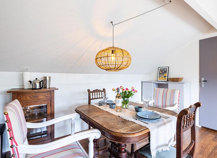 Gezellige binnenruimte van De Egelhut in Bergen, Noordzeekust. Vakantiehuis met sfeervolle eethoek en moderne keuken in Noord-Holland.