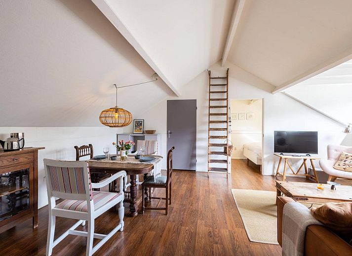 Gezellige binnenruimte van De Egelhut in Bergen, Noordzeekust. Vakantiehuis met sfeervolle eethoek en moderne keuken in Noord-Holland.