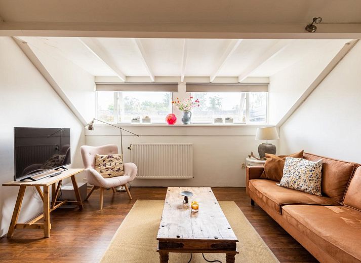 Gezellige binnenruimte van De Egelhut in Bergen, Noordzeekust. Vakantiehuis met sfeervolle eethoek en moderne keuken in Noord-Holland.