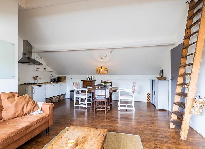 Gezellige binnenruimte van De Egelhut in Bergen, Noordzeekust. Vakantiehuis met sfeervolle eethoek en moderne keuken in Noord-Holland.