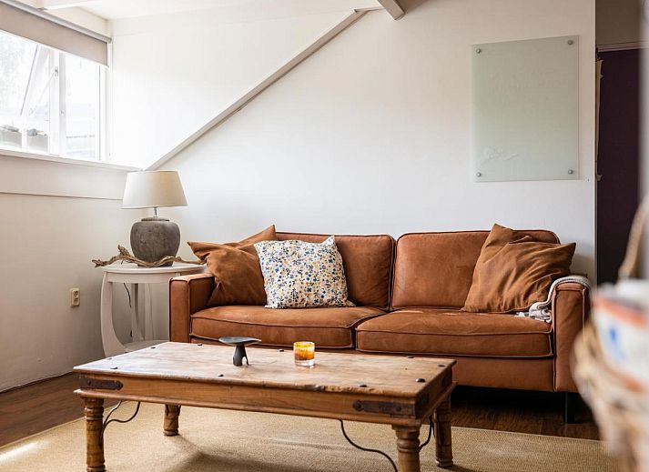 Gezellige binnenruimte van De Egelhut in Bergen, Noordzeekust. Vakantiehuis met sfeervolle eethoek en moderne keuken in Noord-Holland.