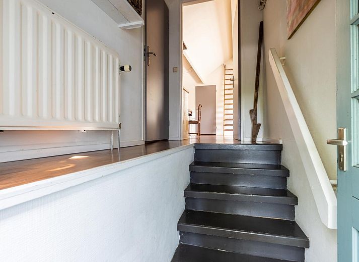 Gezellige binnenruimte van De Egelhut, een vakantiehuis in Bergen aan de Noordzeekust, Noord-Holland, met houten interieur en comfortabele zithoek.