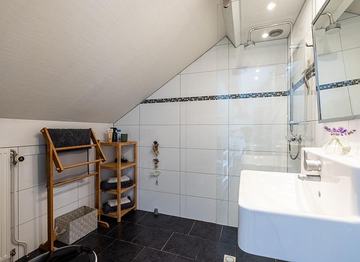 Gezellige binnenruimte van De Egelhut, een vakantiehuis in Bergen aan de Noordzeekust, Noord-Holland, met houten interieur en comfortabele zithoek.