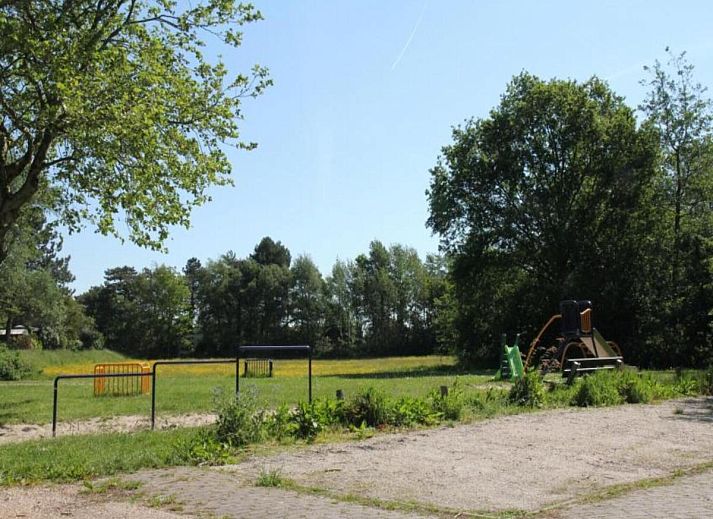 Geniet van het terras van De Egelhut, een charmant vakantiehuis in het groene Bergen, Noordzeekust, Noord-Holland.