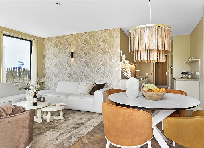 Stijlvolle woonkamer in 4-persoons appartement 4C1, Sint Maartensvlotbrug, Noordzeekust, Noord-Holland.