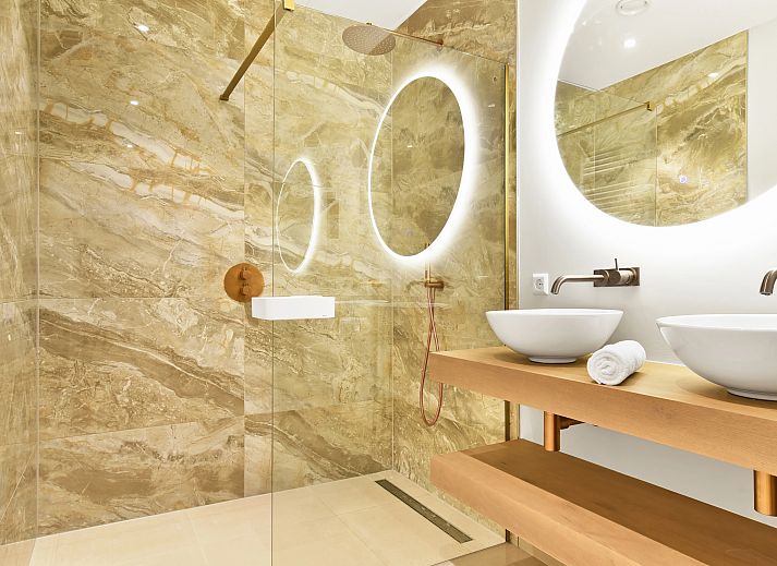 Stijlvolle woonkamer in 4-persoons appartement 4C1, Sint Maartensvlotbrug, Noordzeekust, Noord-Holland.