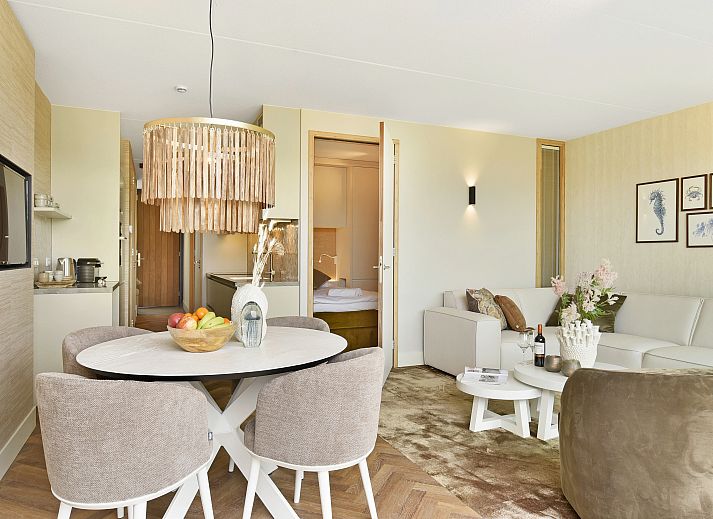 Stilvolles Wohnzimmer in der 4-Personen-Wohnung 4C2, Sint Maartensvlotbrug, Nordseekueste, Nordholland mit gemuetlicher Sitzecke.