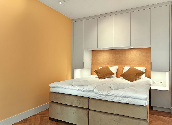 Stilvolles Wohnzimmer in der 4-Personen-Wohnung 4C2, Sint Maartensvlotbrug, Nordseekueste, Nordholland mit gemuetlicher Sitzecke.