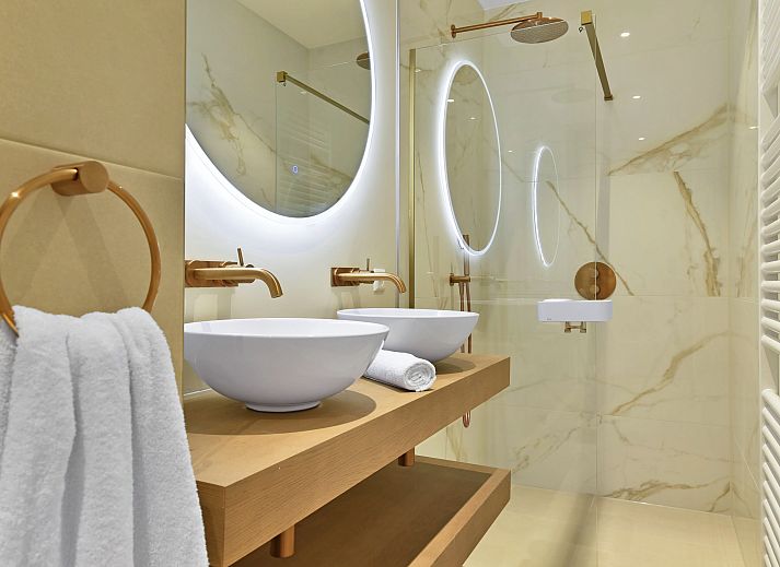 Stilvolles Wohnzimmer in der 4-Personen-Wohnung 4C2, Sint Maartensvlotbrug, Nordseekueste, Nordholland mit gemuetlicher Sitzecke.