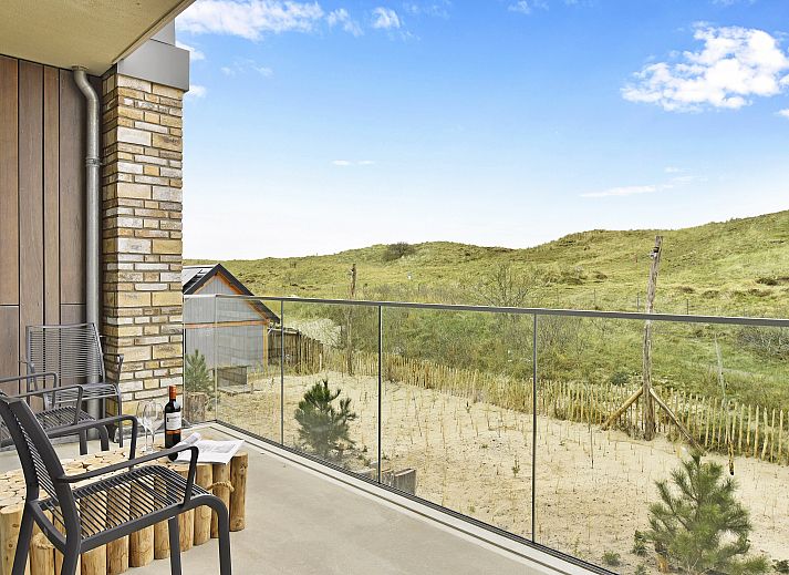 Gemuetliche Sitzecke mit dekorativen Elementen in der 4-Personen-Wohnung 4C2 an der Nordseekueste in Nordholland.